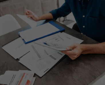cropped-picture-of-young-man-s-hands-holding-documents (1)
